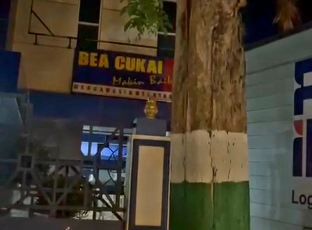 Waduh! Truk Pos Indonesia Masuk Kantor Bea Cukai Madura Malam Hari, Ada Apa?