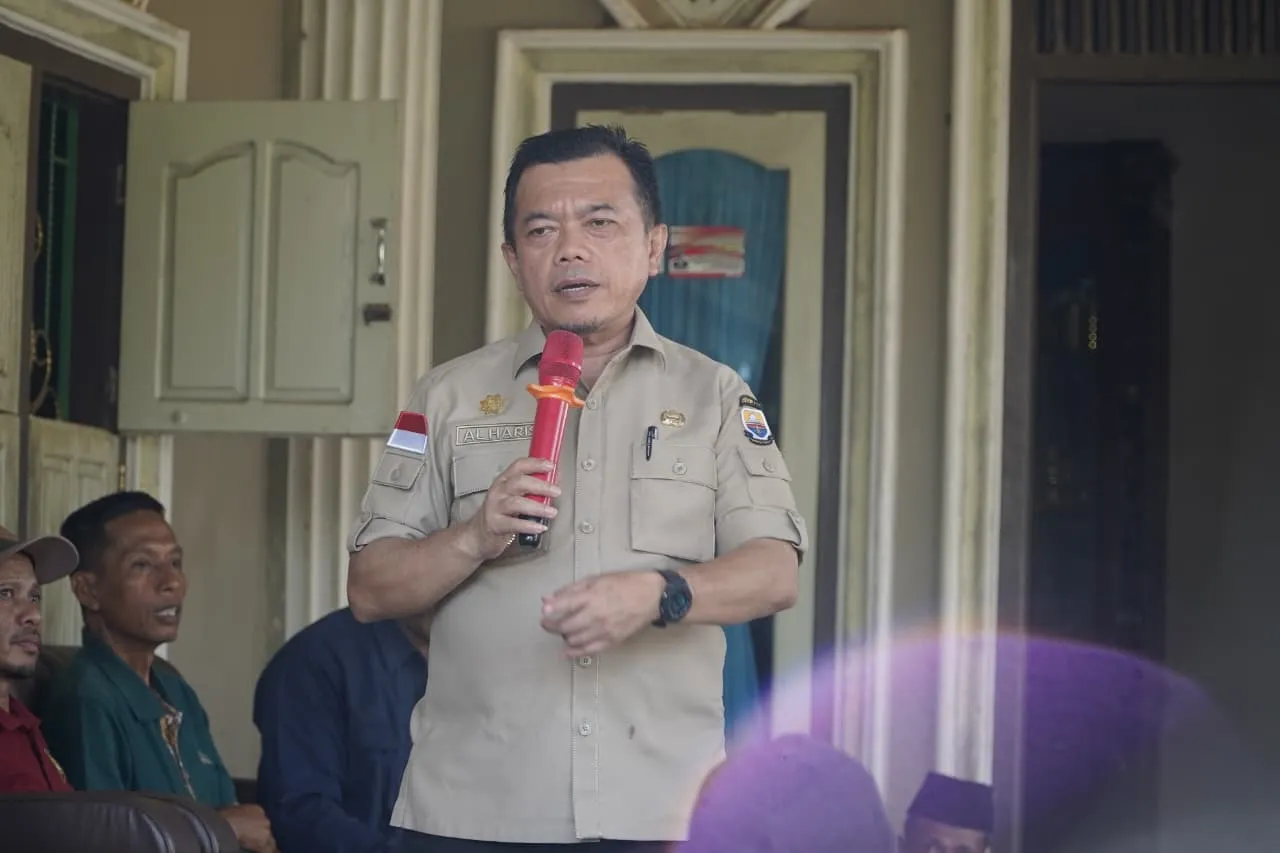 Tinjau Warga Selango yang Terdampak Banjir, Gubernur Al Haris Beri Motivasi Gelontorkan 1 ton Beras