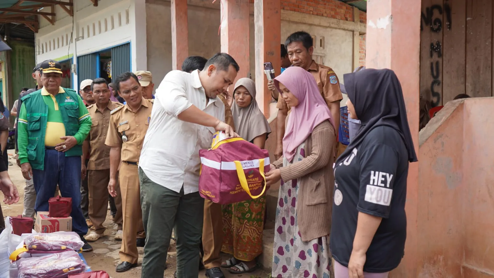 Kebutuhan Bayi Jadi Prioritas, Bupati M. Syukur Tinjau Korban Banjir Lembah Masurai