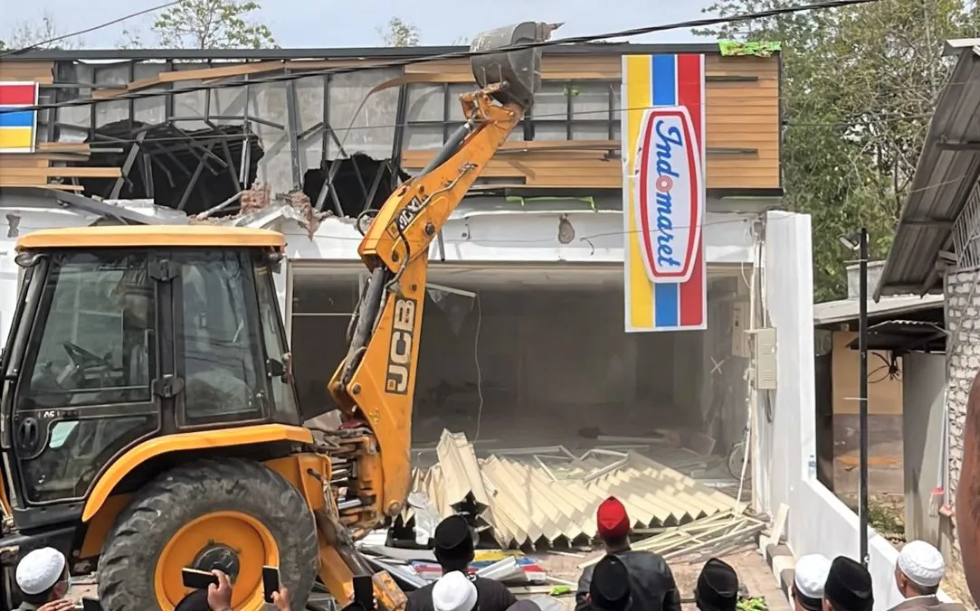 Di Hadapan 260 Personel, Backhoe Tetap Leluasa Bongkar Indomaret Panaan