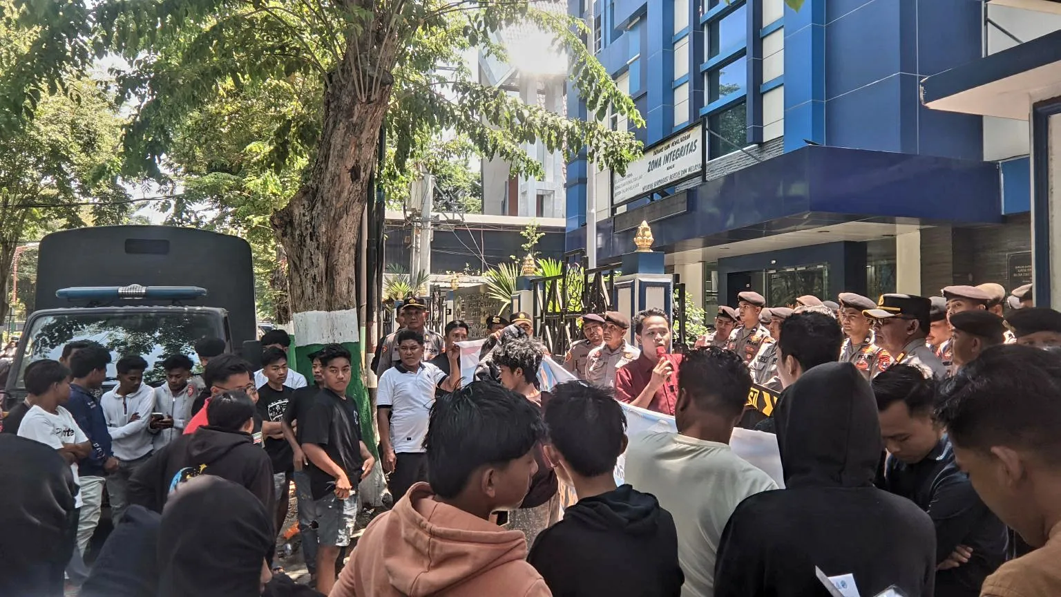 Tagih Hasil Aksi Pertama, LMB Siap Kembali Geruduk Bea Cukai Madura: Jika Mandul, Kepala Harus Mundur!