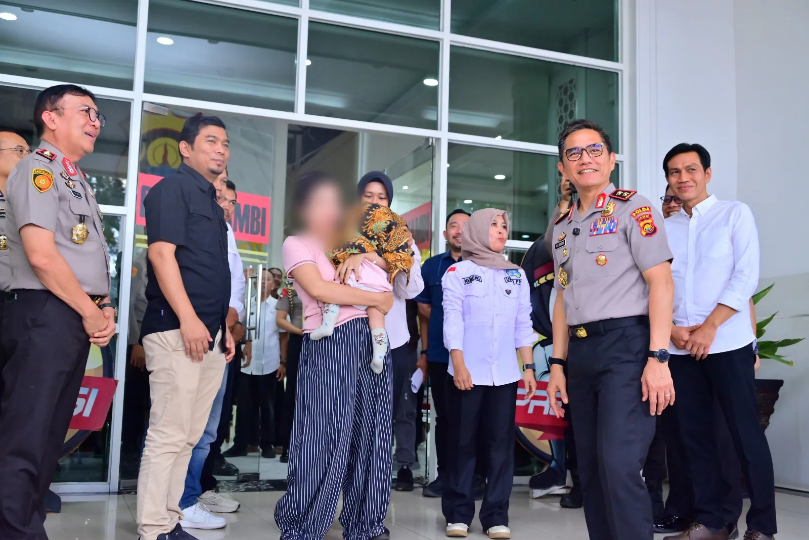 Kapolda Jambi Pimpin Konferensi Pers Dugaan TPPO dan Serahkan Kembali Bayi 8 Bulan kepada Ibu Kandung