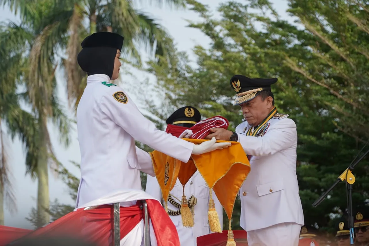 Pimpin Upacara HUT RI, Gubernur Al Haris Tegaskan Semangat Proklamasi Mengisi Kemerdekaan Bekerja untuk Indonesia