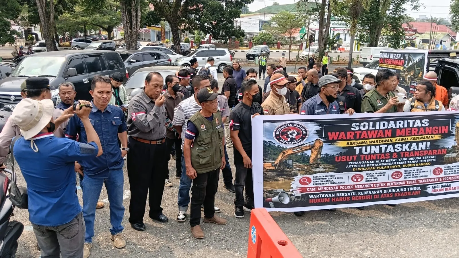 SWM Geruduk Polres Merangin, Tanyakan Kepastian Hukum Hilangnya Dua Excavator 