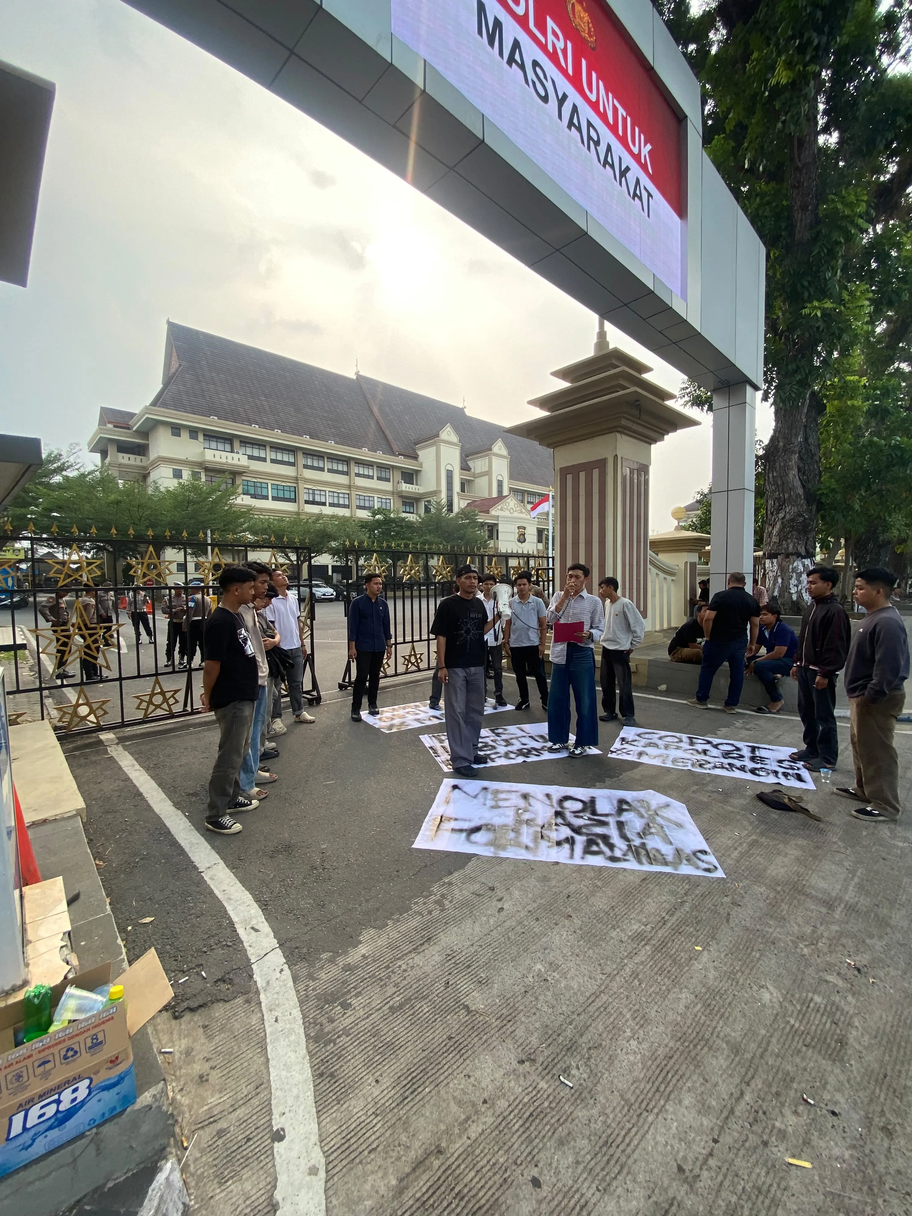 Demonstrasi Desak Polda Jambi Turun Cari Keberadaan Dua Excavator di Lepas Polres Merangin
