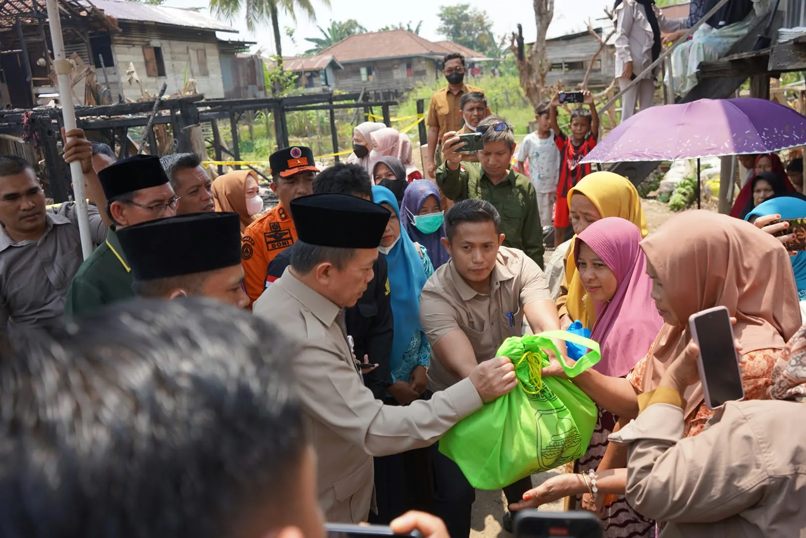 Gubernur Al Haris Tinjau Lokasi Kebakaran di Tanjung Raden, Imbau Warga Waspada Api di Musim Kemarau