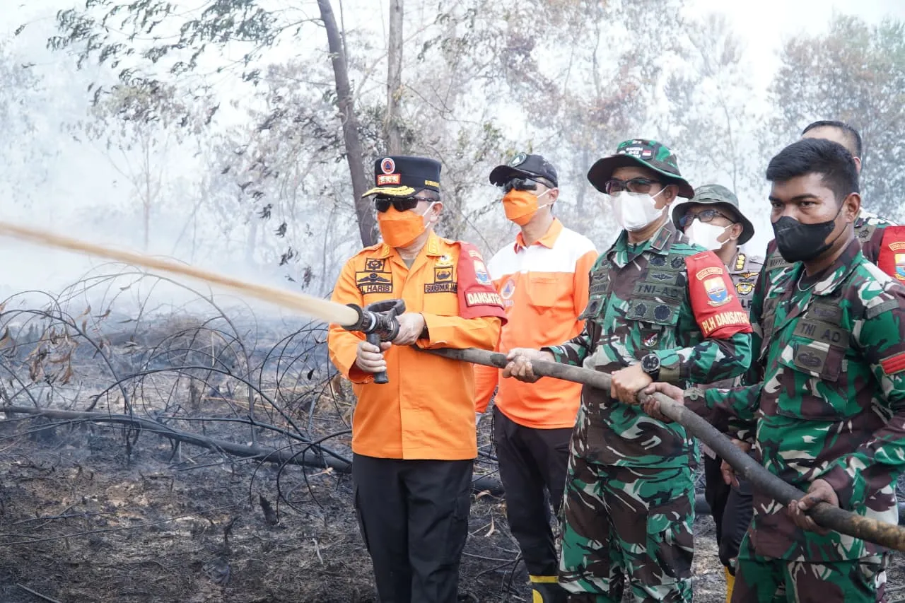 Kawasan Gambut Londerang Kembali Terbakar, Al Haris Turun ke Lokasi dan Uji Zat Pemadam Api Gambut