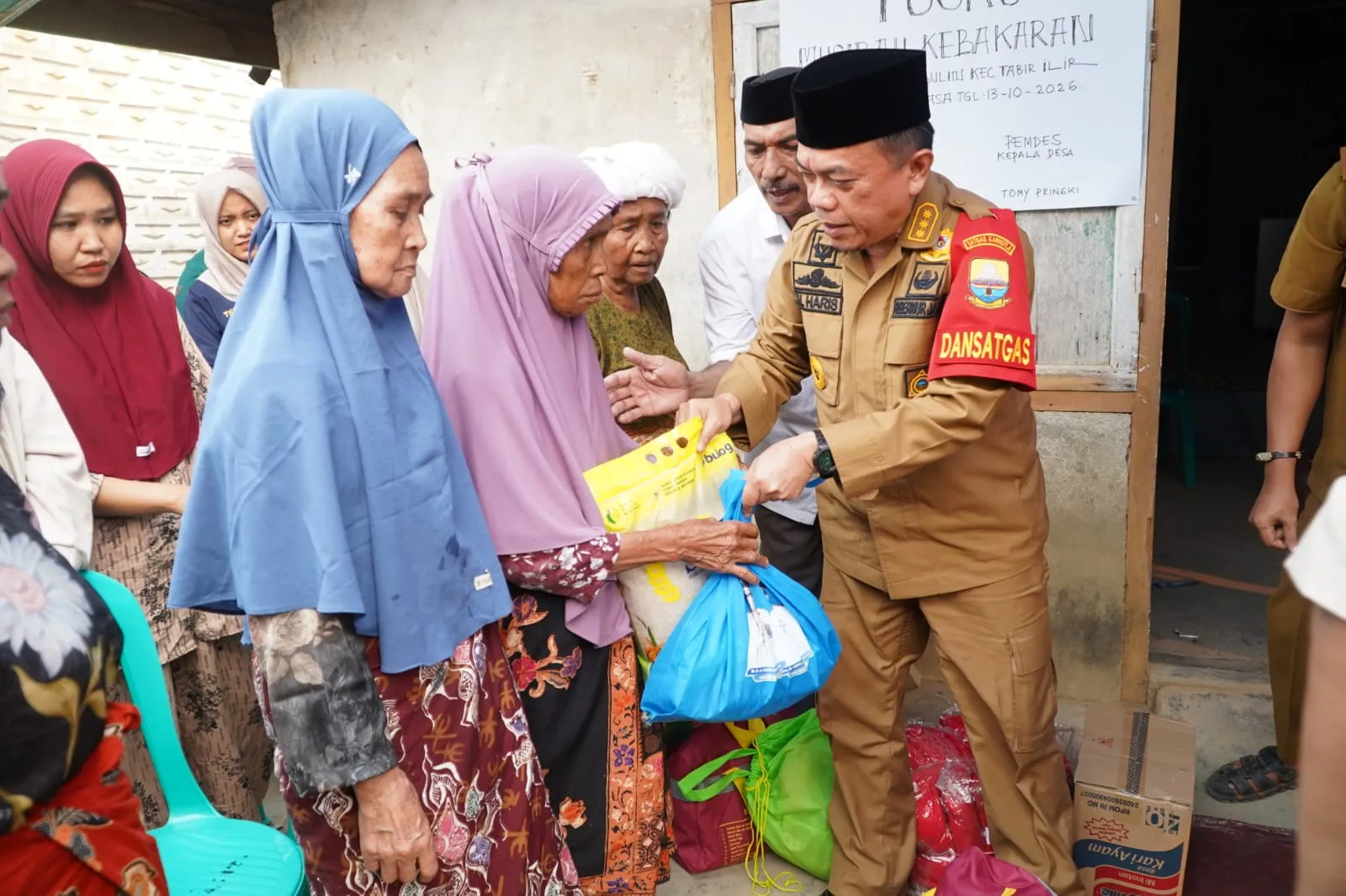 Tinjau Lokasi Kebakaran Desa Tunggul Bulin, Gubernur Al Haris Serahkan Bantuan dan Siap Bantu Bedah Rumah Warga