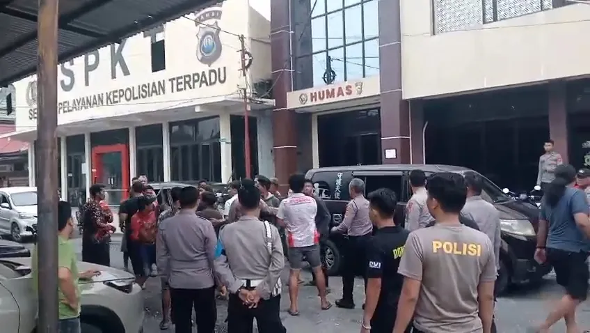 Beking PETI Milik PR Dekat Makam Pahlawan, Kelompok SAD Mengacak Polres Merangin Tenteng Senjata 