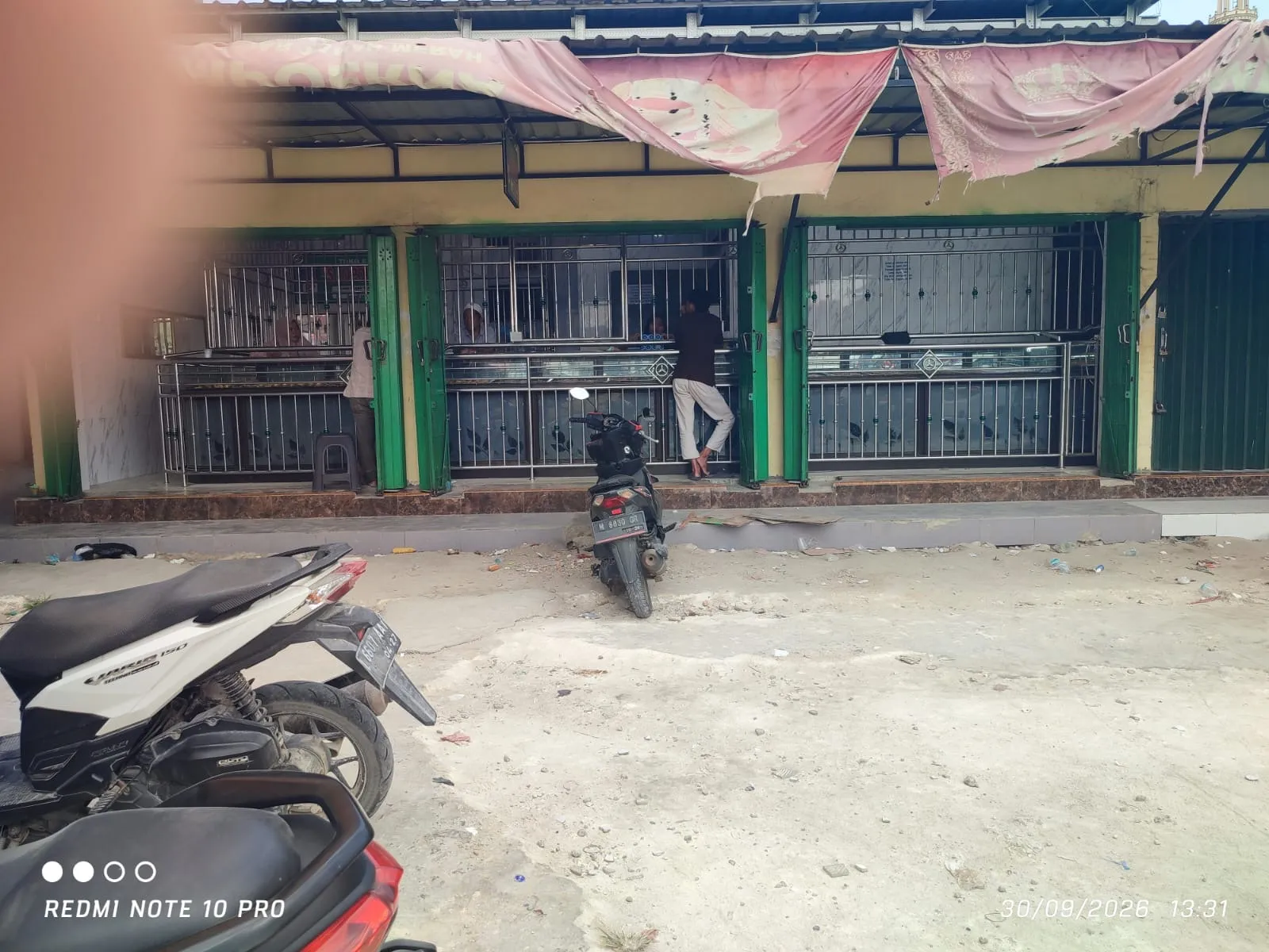 Polda Jatim Geledah Toko Emas di Pasar Tanah Merah, Pemilik Toko Dibawa ke Polres Bangkalan