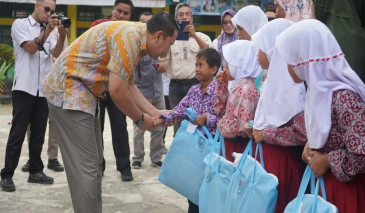 Guru Menumpuk di Kota, Bupati M. Syukur Tegaskan Sanksi Mutasi untuk Pemerataan Pendidikan