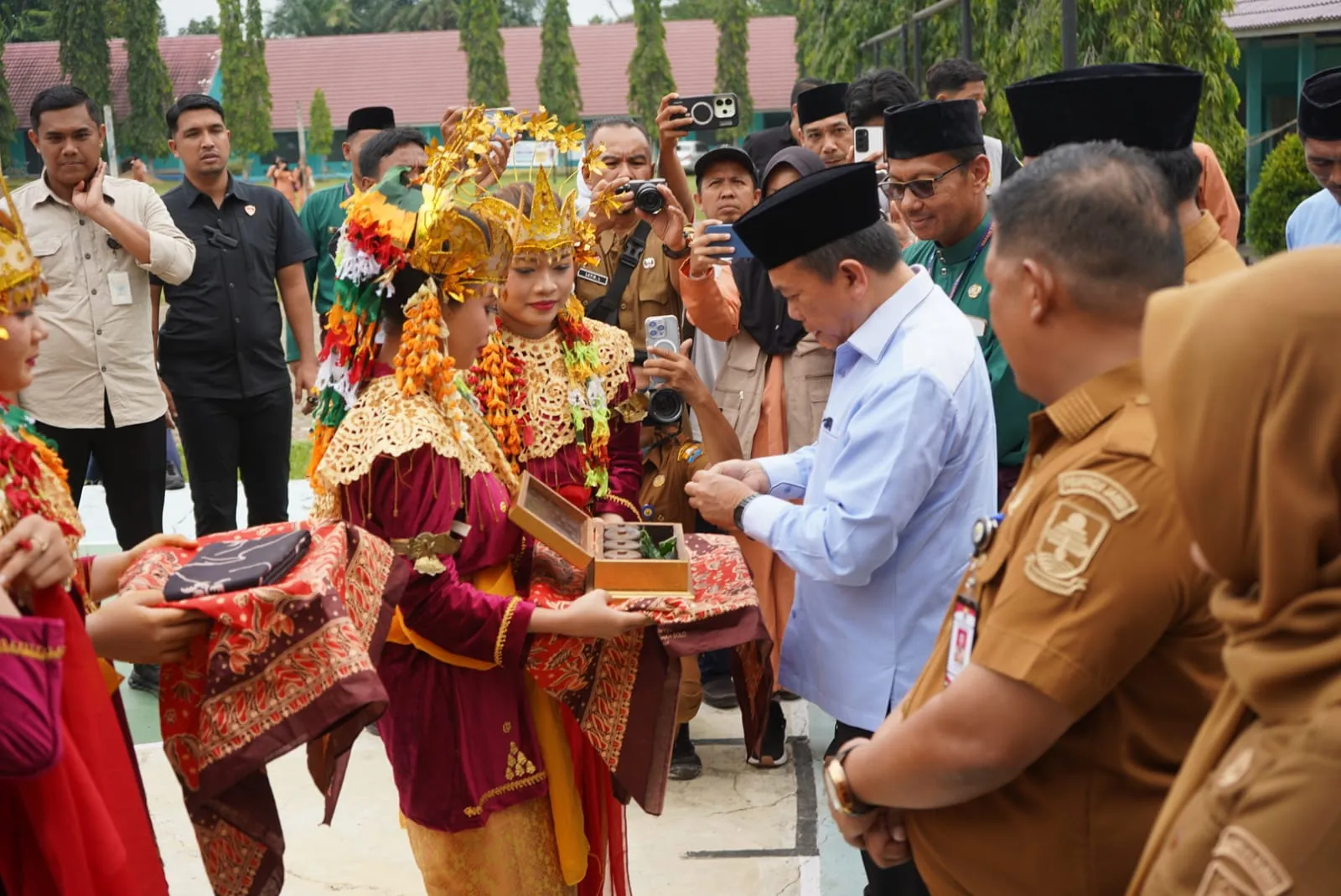 Gubernur Al Haris Apresiasi Penyerahan Murid Baru Secara Adat Melayu Jambi di SMA Negeri 1 Muaro Jambi