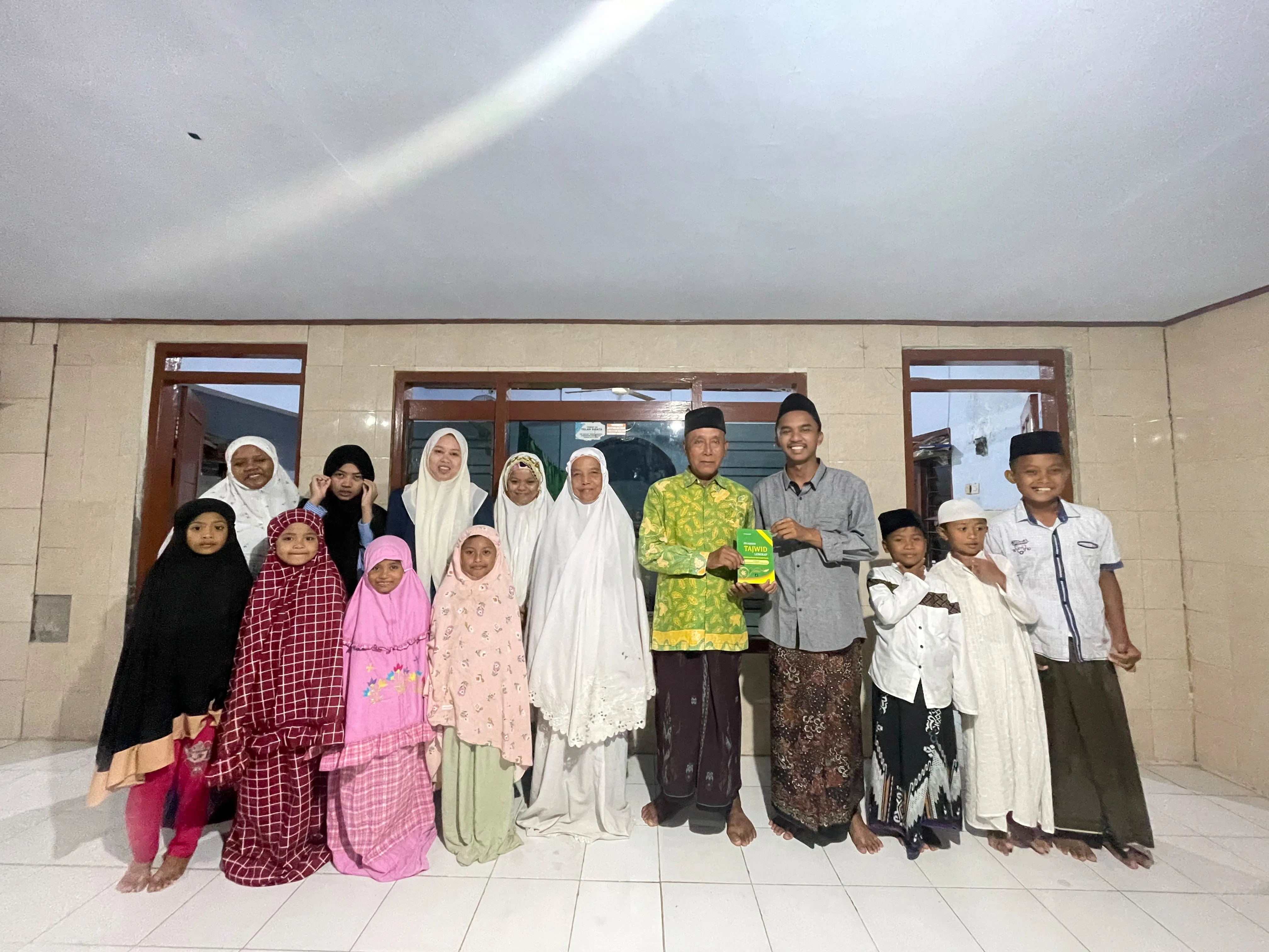 KKN UIN Madura Perkuat Literasi Al-Qur’an, Salurkan Buku Tajwid ke TPQ Mushola K. Soleh