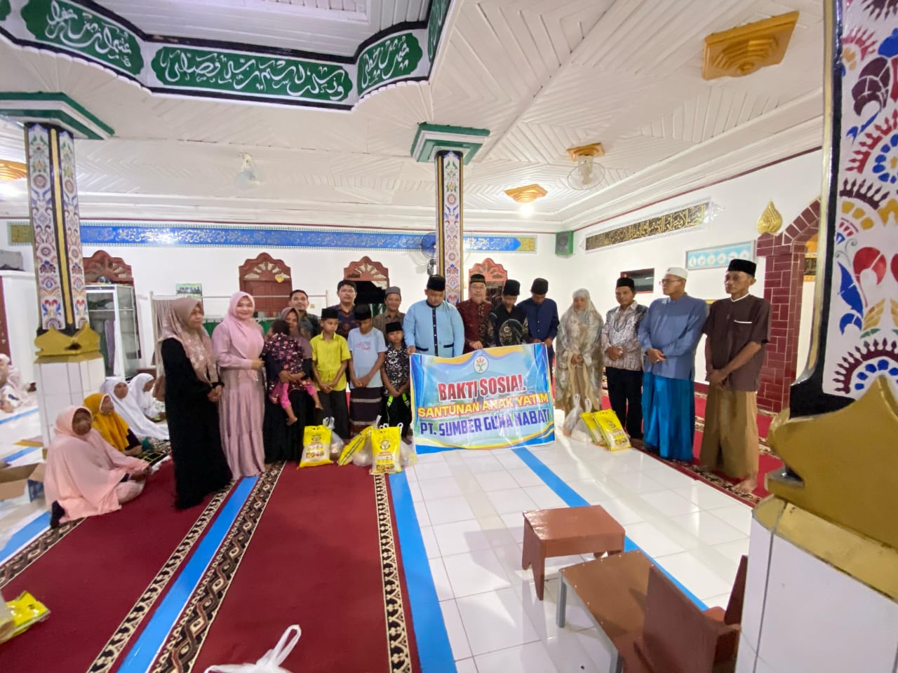 Safari Ramadhan SGN Bagikan Sembako Kepada Anak Yatim di Desa Bunga Antoi