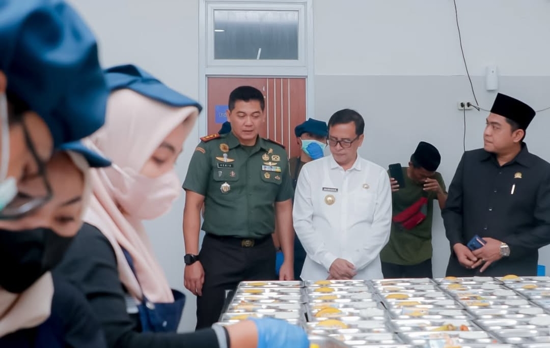 Pastikan Kualitas Makanan, Pj Bupati Masrukin Tinjau Dapur Sehat di Makodim 0826