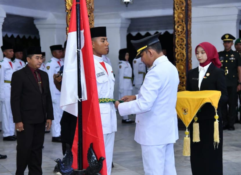 Bupati Sumenep Kukuhkan 75 Pasukan Pengibar Bendera Pusaka