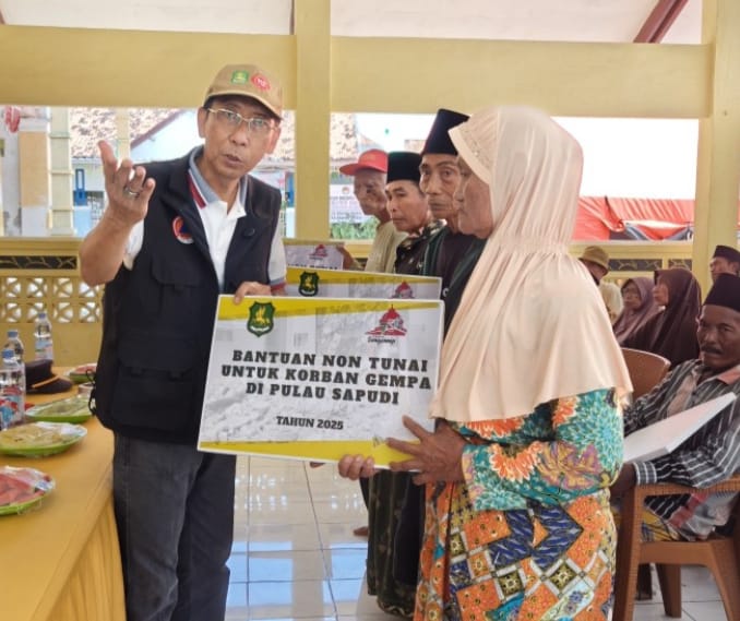 Pemkab Sumenep Serahkan Bantuan Perbaikan Rumah Kepada Masyarakat Sapudi