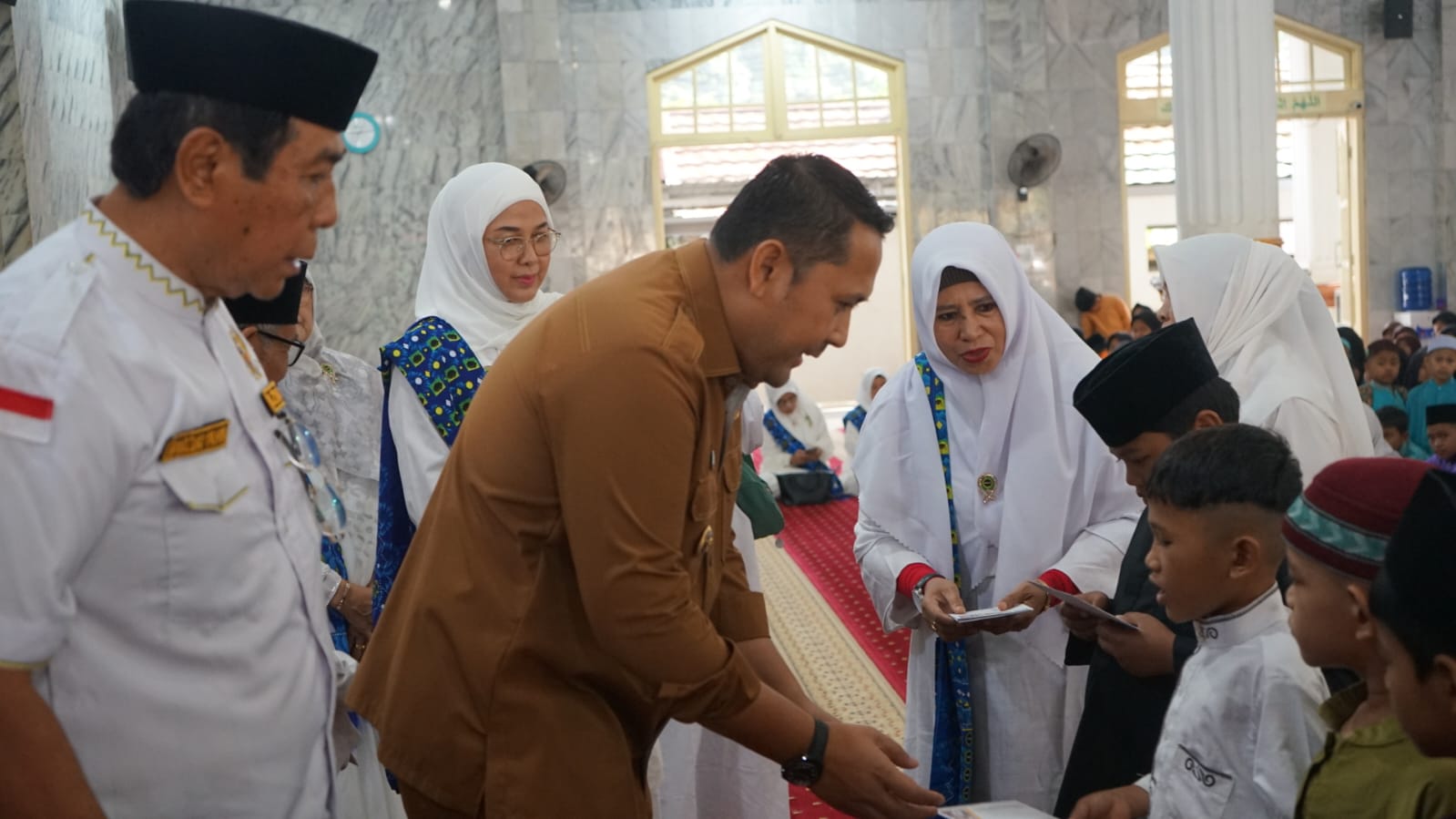 Bupati M. Syukur Santuni 77 Anak Yatim di Sela Pesantren Kilat