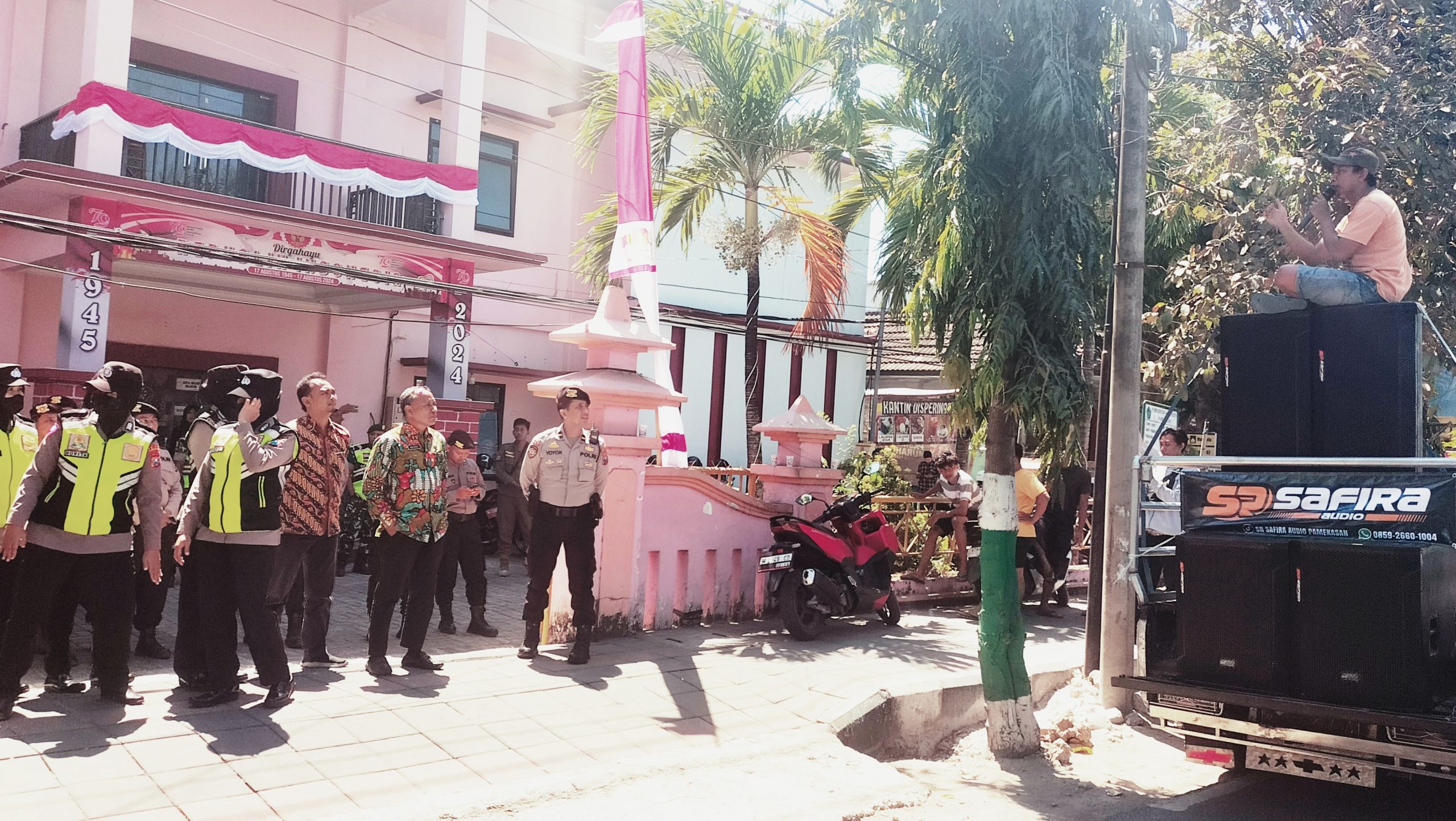 Aksi Famas Jilid I soal kasus jual sewa kios pasar Kolpajung ke kantor Disperindag Pamekasan, Madura, kamis (15/08/2024).