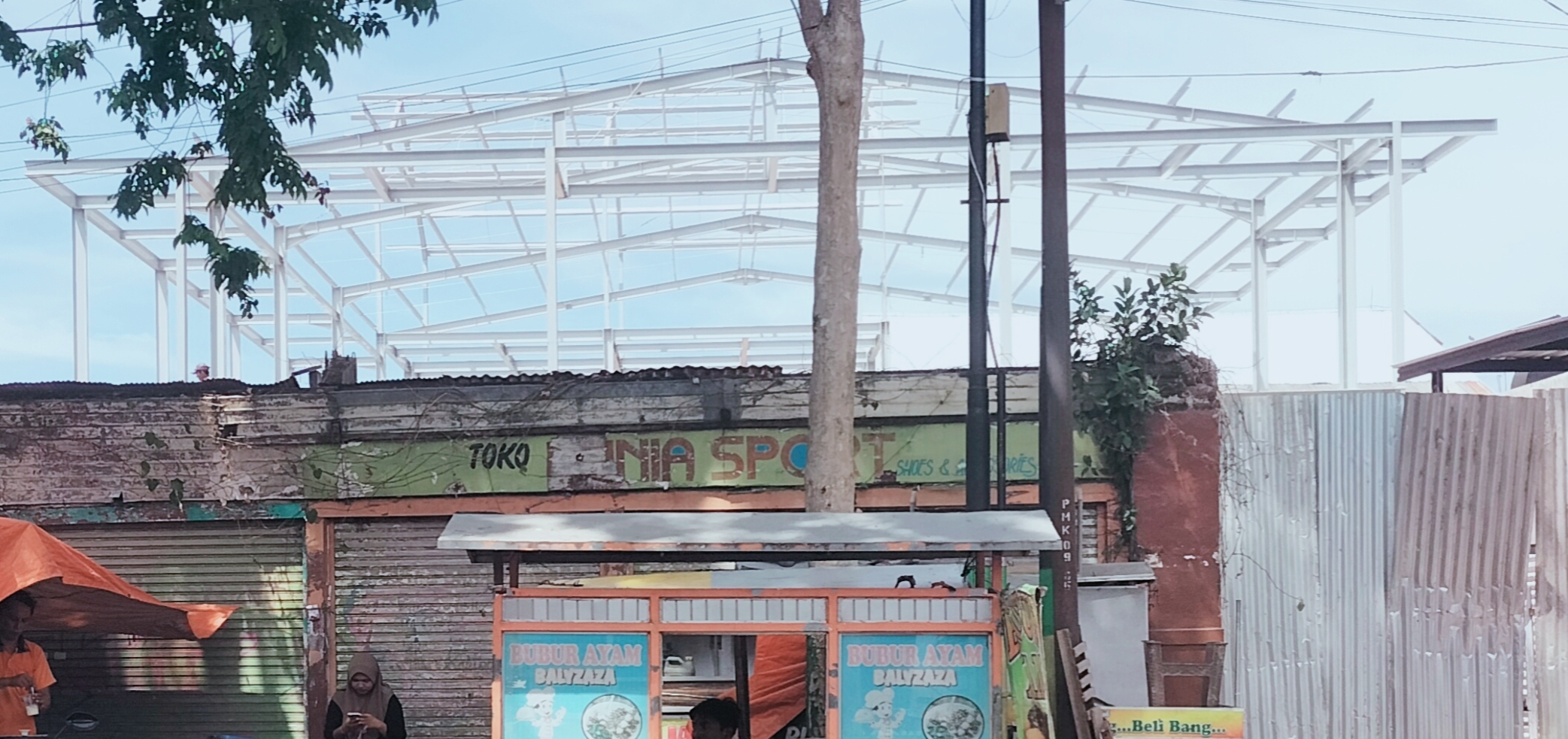 Pekerjaan bangunan baru yang tidak mengantongi izin di sebelah timur mie gacoan Jl. Jokotole, Barkot, Pamekasan.