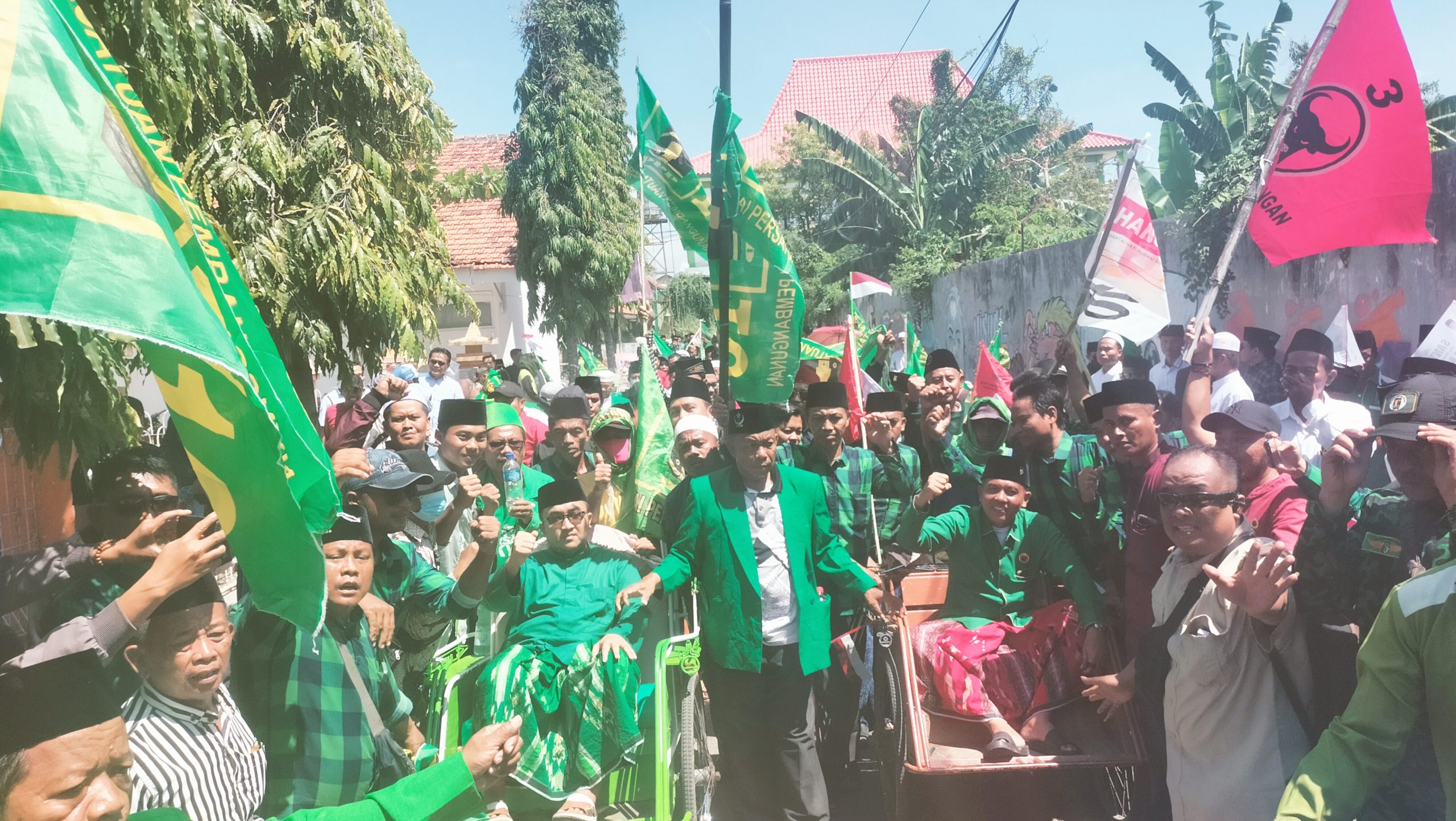 Saat pasangan BERBAKTI naik becak sembari dikawal ribuan simpatisan menuju kantor KPU Pamekasan, kamis (29/08/2024).