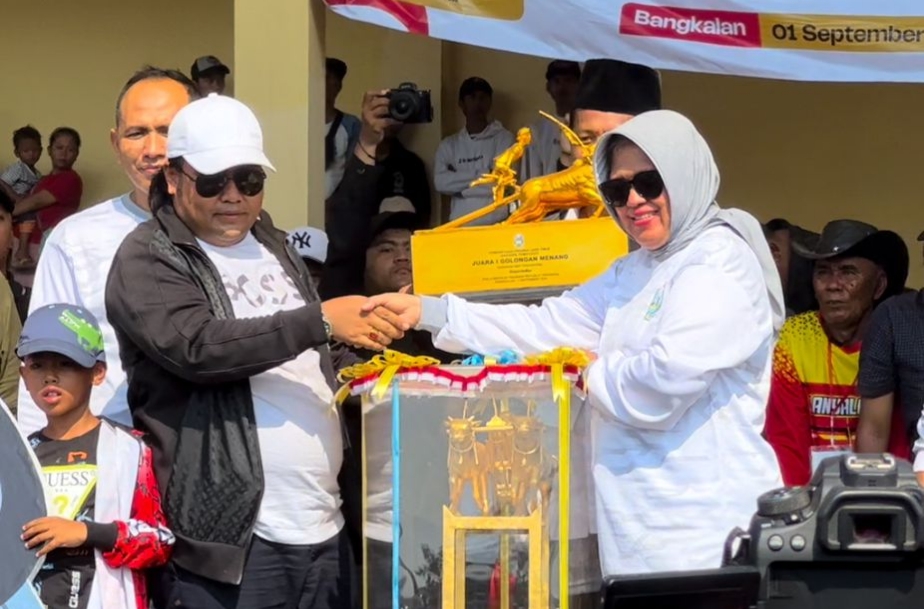 Haji Rosi Bos Muda 99 pemilik sapi kerap Ser Naser 99 menerima penghargaan juara 1 Piala Presiden 2024 di Stadion R.P Moch Noer Bangkalan, Minggu (01/09/2024).