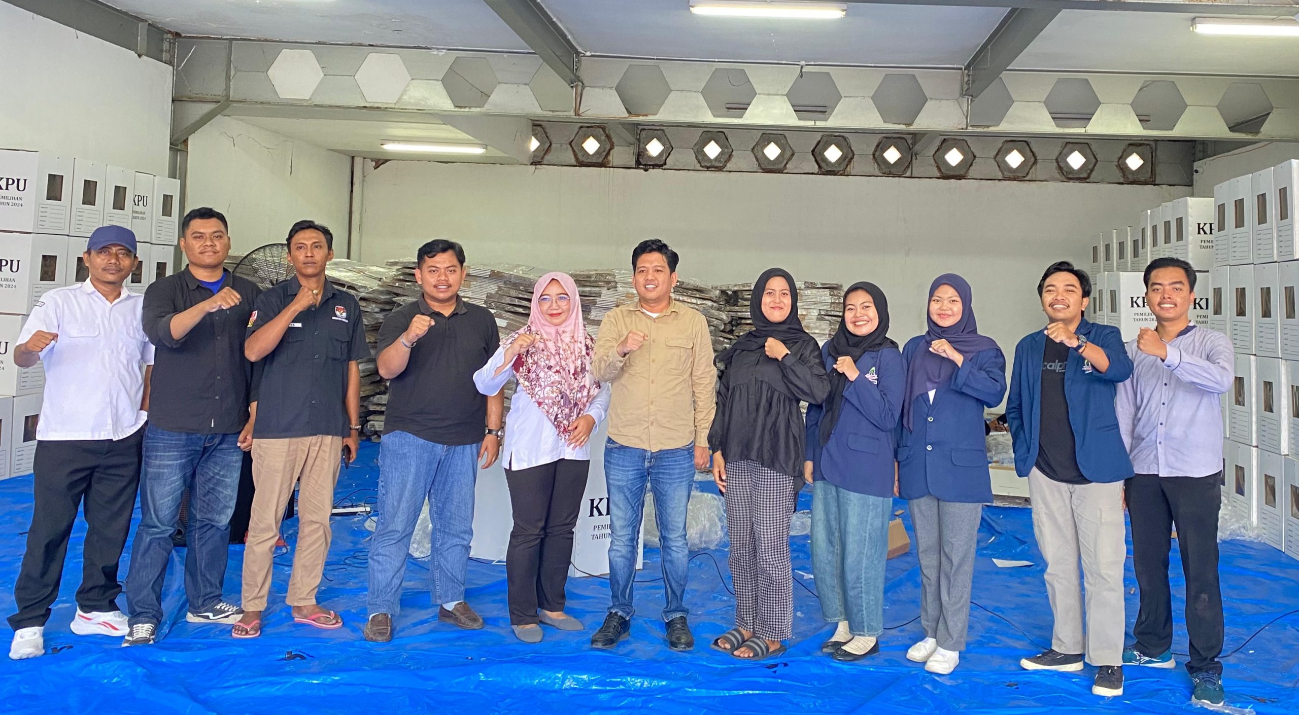 Komisioner Bawaslu Pamekasan, Moh Imron saat melakukan pengecekan gudang logistik di jalan Bonorogo, Lawangan Daya, Rabu (25/9/2024).