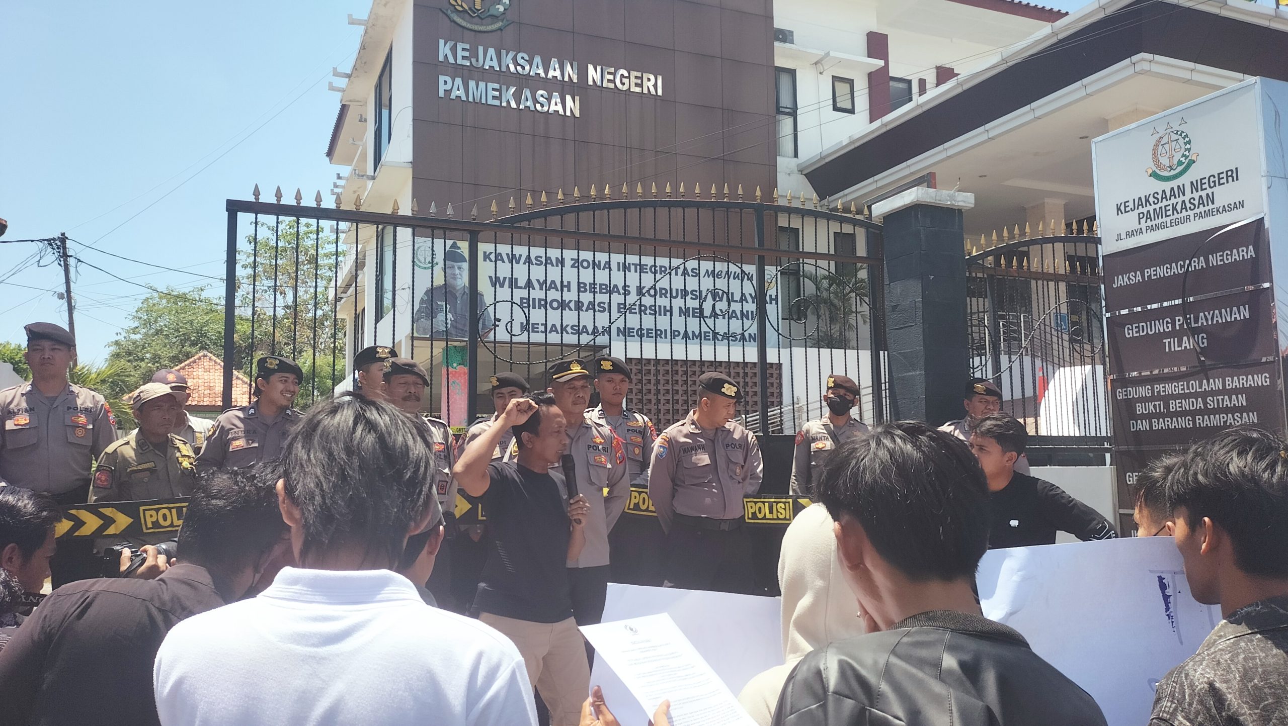 Aktivis Gerakpede Jatim melakukan aksi dmonstrasi ke kantor Kejari Pamekasan, Jumat (11/10/2024).
