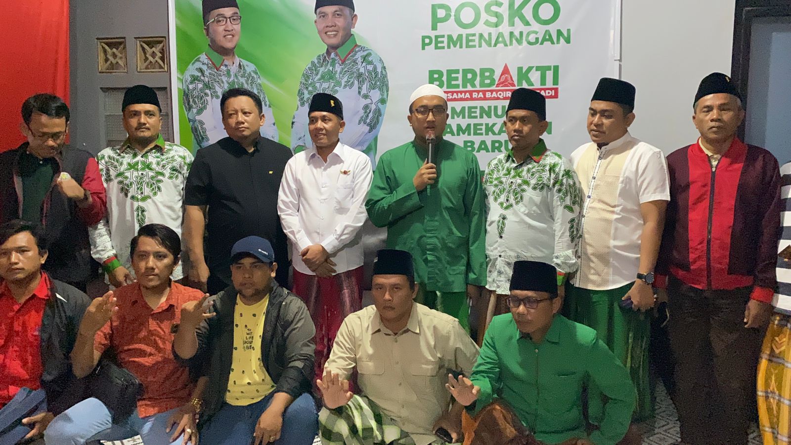 Deklarasi kemenangan pasangan Berbakti di kediaman Taufadi Kelurahan Lawangan Daya, Pademawu, Rabu, (27/11/2024).