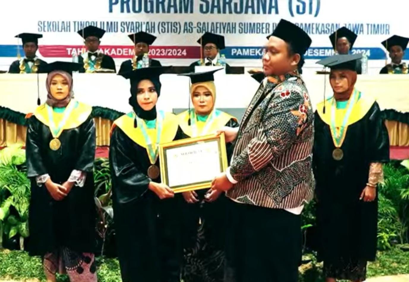Pemberian penghargaan kepada lulusan terbaik pada wisuda ke V STISA Pamekasan, Sabtu (21/12/2024).