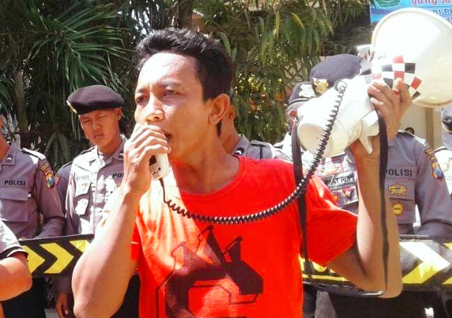 Saat ketua Famas Pamekasan, Abdus Salam Marhaen melakukan aksi demonstrasi ke kantor Disdik Pamekasan (2017).