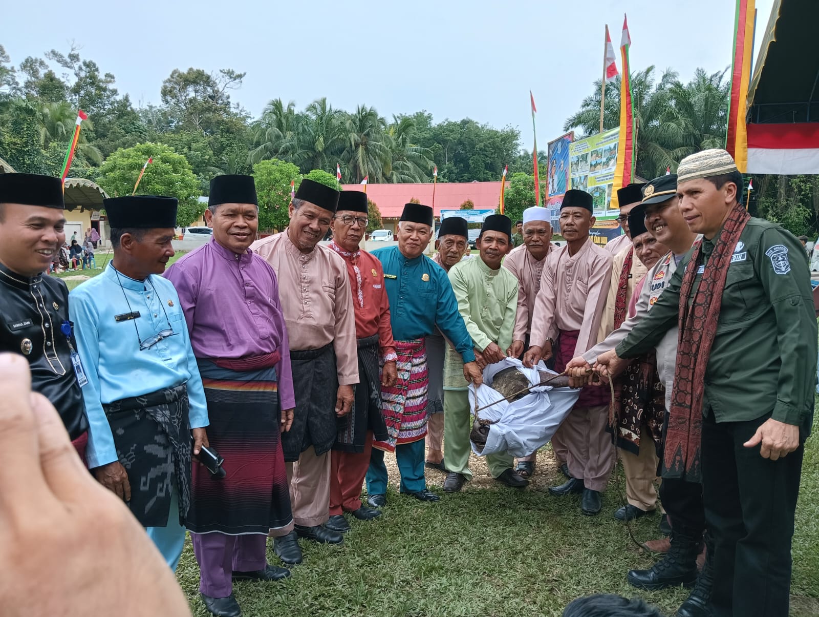 Foto Bersama Kades Rantau Limau Manis bersama Staf ahli Bupati Merangin, Camat Lembaga adat Kabupaten Merangin desa dan Polisi TNI, dalam penyerahan kepala kerbau kepada lembaga adat Kabupaten 