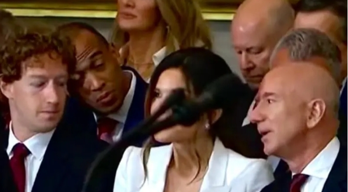 Mark Zuckerberg disorot netizen setelah terlihat melirik Lauren Sanchez, tunangan Jeff Bezos, di pelantikan Donald Trump.