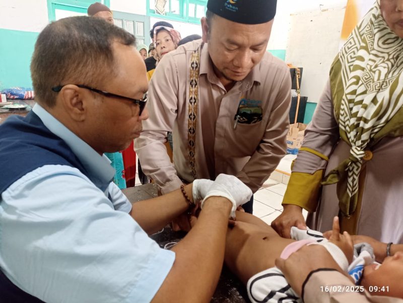Personel PSBB saat melakukan khitanan massal gratis di Ponpes Mambaul Ulum Ponjanan Timur, Pamekasan. Minggu, 16/02/2025 (Dok. PSBB)