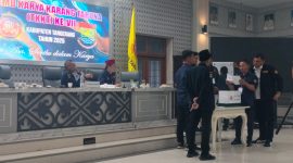 Panitia saat membuka dan menghitung surat suara pemilihan Ketua Karang Taruna di Aula Pendopo Bupati Tangerang Jalan Kisamaun Kota Tangerang. Minggu, 16/02/2025. (Dok. Yanto)