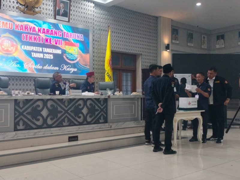 Panitia saat membuka dan menghitung surat suara pemilihan Ketua Karang Taruna di Aula Pendopo Bupati Tangerang Jalan Kisamaun Kota Tangerang. Minggu, 16/02/2025. (Dok. Yanto)