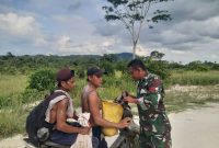 Pos Sei Beruang Satgas Pamtas melaksanakan operasi sweeping kendaraan bermotor di sejumlah titik di Dusun Sei Beruang, desa Sei Tekam, Kecamatan Sekayam, Kabupaten Sanggau, Minggu (16/2/2025).