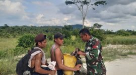 Pos Sei Beruang Satgas Pamtas melaksanakan operasi sweeping kendaraan bermotor di sejumlah titik di Dusun Sei Beruang, desa Sei Tekam, Kecamatan Sekayam, Kabupaten Sanggau, Minggu (16/2/2025).