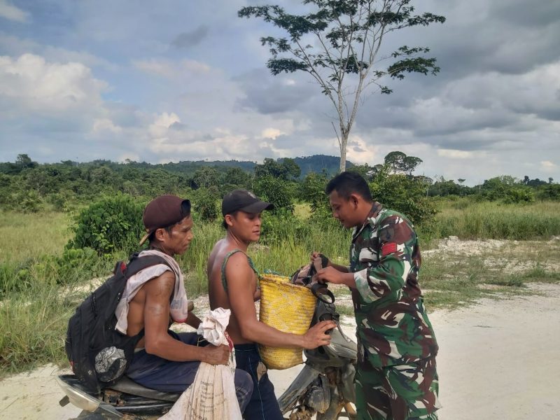 Pos Sei Beruang Satgas Pamtas melaksanakan operasi sweeping kendaraan bermotor di sejumlah titik di Dusun Sei Beruang, desa Sei Tekam, Kecamatan Sekayam, Kabupaten Sanggau, Minggu (16/2/2025).