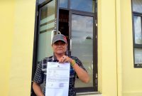Paman korban melaporkan kejadian rudapaksa yang dialami keponakannya ke Polres Sumenep, Senin (17/02/2025).