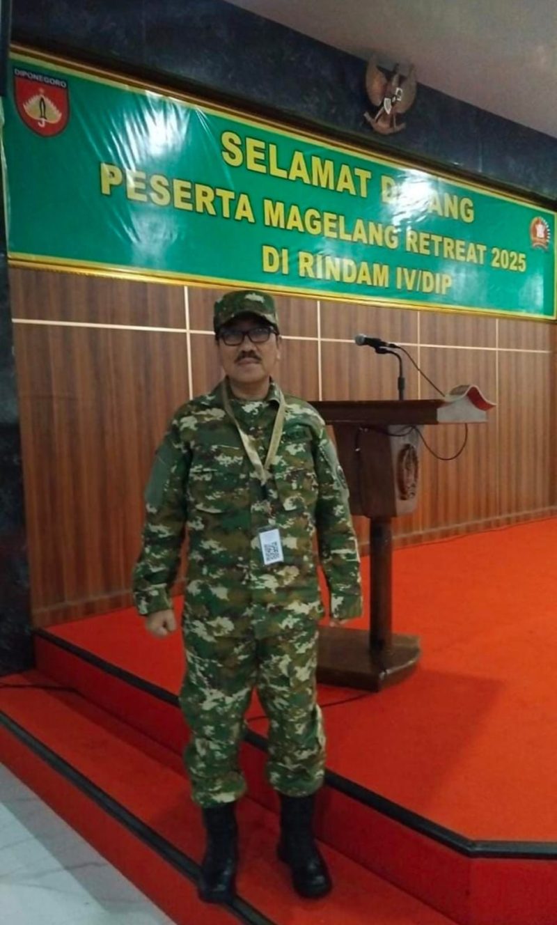 Bupati Lampung Utara, Dr. H. Hamartoni Ahadis, M.Si, setibanya di lokasi retret Kepala Daerah di Magelang Jawa Tengah. Jum'at, 21/2/2025