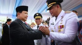 Bobby Nasution, Gubernur Sumatera Utara saat bersalaman dengan Presiden Prabowo Subianto