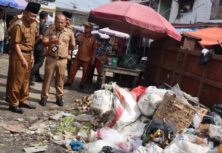 Wakil Bupati Merangin Khafid pantau Tumpukan sampah di pasar Rakyat 
