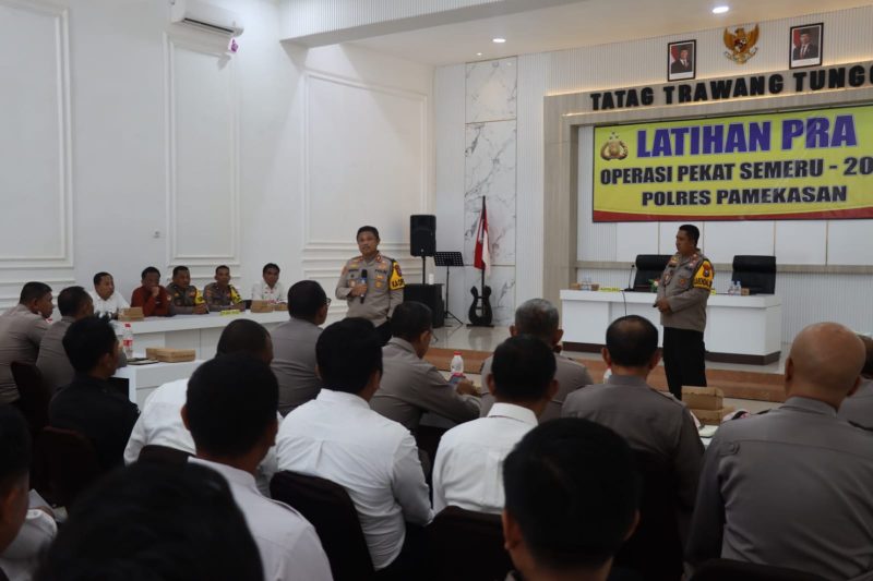 Kapolres AKBP Hendra Eko Triyulianto, saat melaksanakan giat latihan pra operaso pekat semeru 2025 di Gedung Tatag Trawang Tungga, Mapolres Pamekasan. Selasa, 25/02/2025