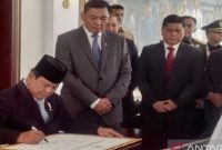 Presiden Prabowo Subianto (kiri) menuliskan pesan untuk komponen pertahanan disaksikan oleh Menteri Pertahanan Letjen TNI (Purn.) Sjafrie Sjamsoeddin (dua kiri), Direktur Utama PT Dirgantara Indonesia Gita Amperiawan (dua kanan), dan Kepala Badan Intelijen Negara Letjen TNI (Purn.) M. Herindra (kanan) dalam rangkaian acara penyerahan dan penerimaan memorandum jabatan menhan di Kantor Kementerian Pertahanan RI, Jakarta, Selasa (22/10/2024). ANTARA