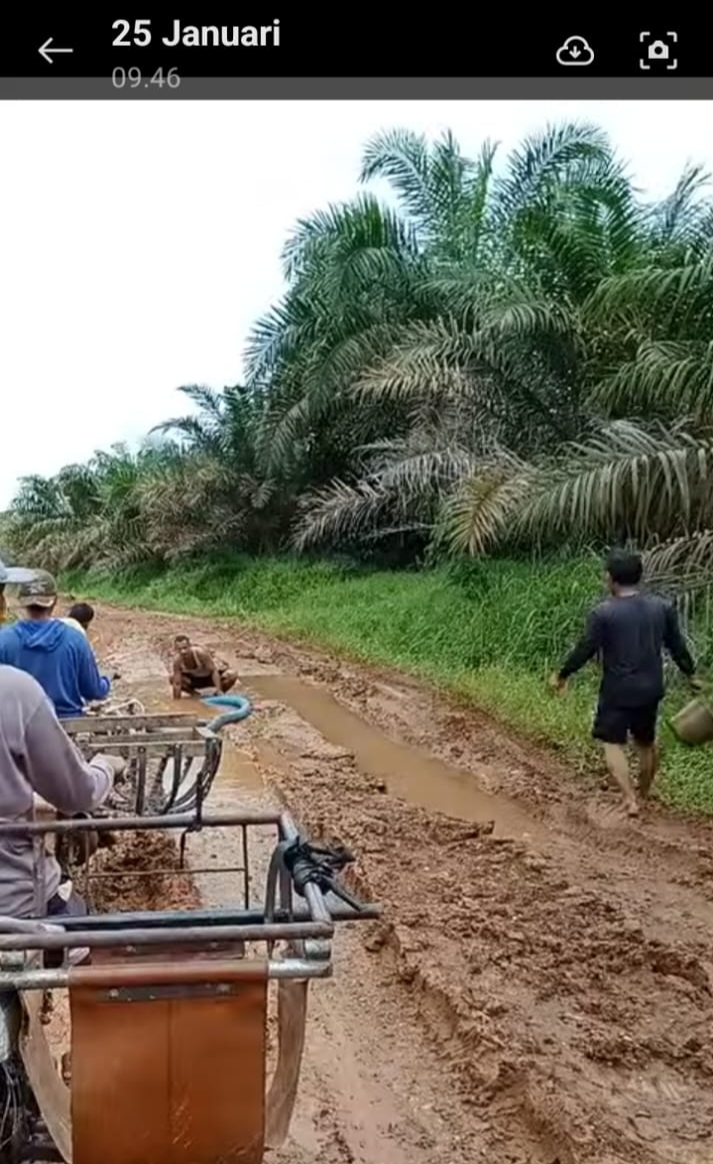 Foto Jalan desa Kota Raja Ulak Makam Kecamatan Tabir Ilir saat rusak parah