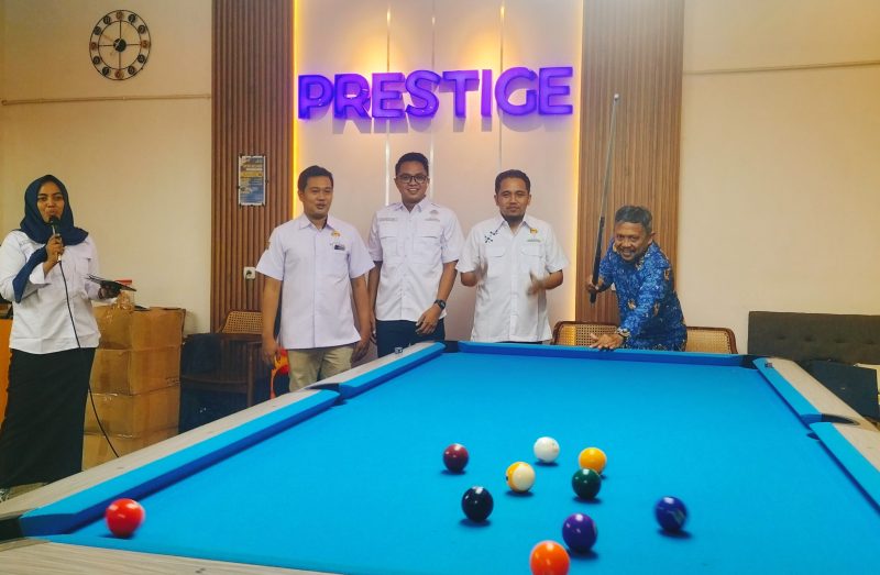 Kepala Disporapar Pamekasan, Fathorrachman membuka HIPMI Billiard Championship, Didampingi ketua HIPMI Pamekasan, Ach Kusairi dan Owner Prestice Cafe dan Billiard, Makmun Sanjari. Senin (17/02/2025).