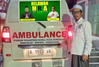 Relawan Barisan Muda Moch. Rano Alfath (BMR) Sediakan layanan ambulan gratis untuk warga kurang mampu. (Dok. Yanto)