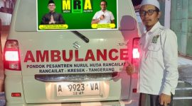Relawan Barisan Muda Moch. Rano Alfath (BMR) Sediakan layanan ambulan gratis untuk warga kurang mampu. (Dok. Yanto)