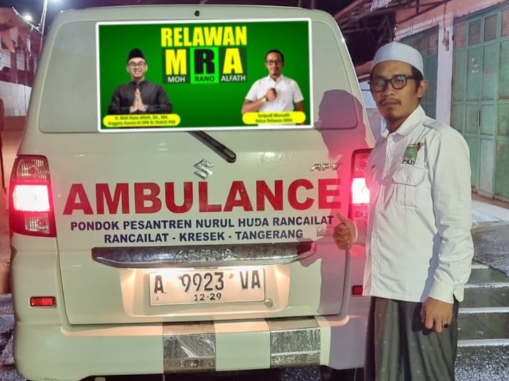 Relawan Barisan Muda Moch. Rano Alfath (BMR) Sediakan layanan ambulan gratis untuk warga kurang mampu. (Dok. Yanto)